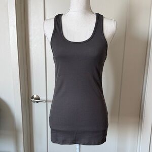 EUC Women’s Under Armour Gray Ribbed Racerback Tank Top